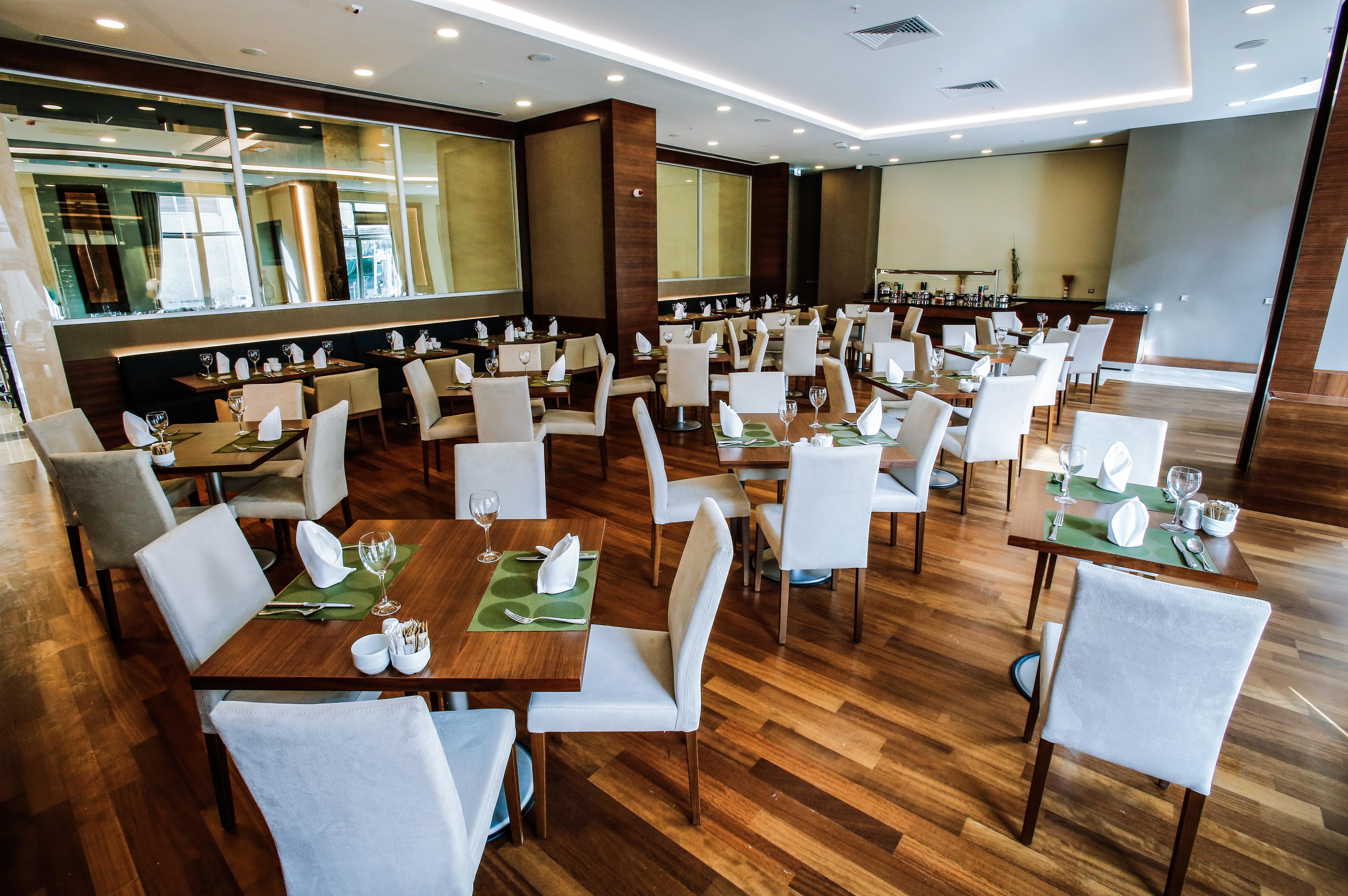 Dedeman Bostanci Istanbul Hotel&Convention Center Esterno foto The restaurant at the hotel