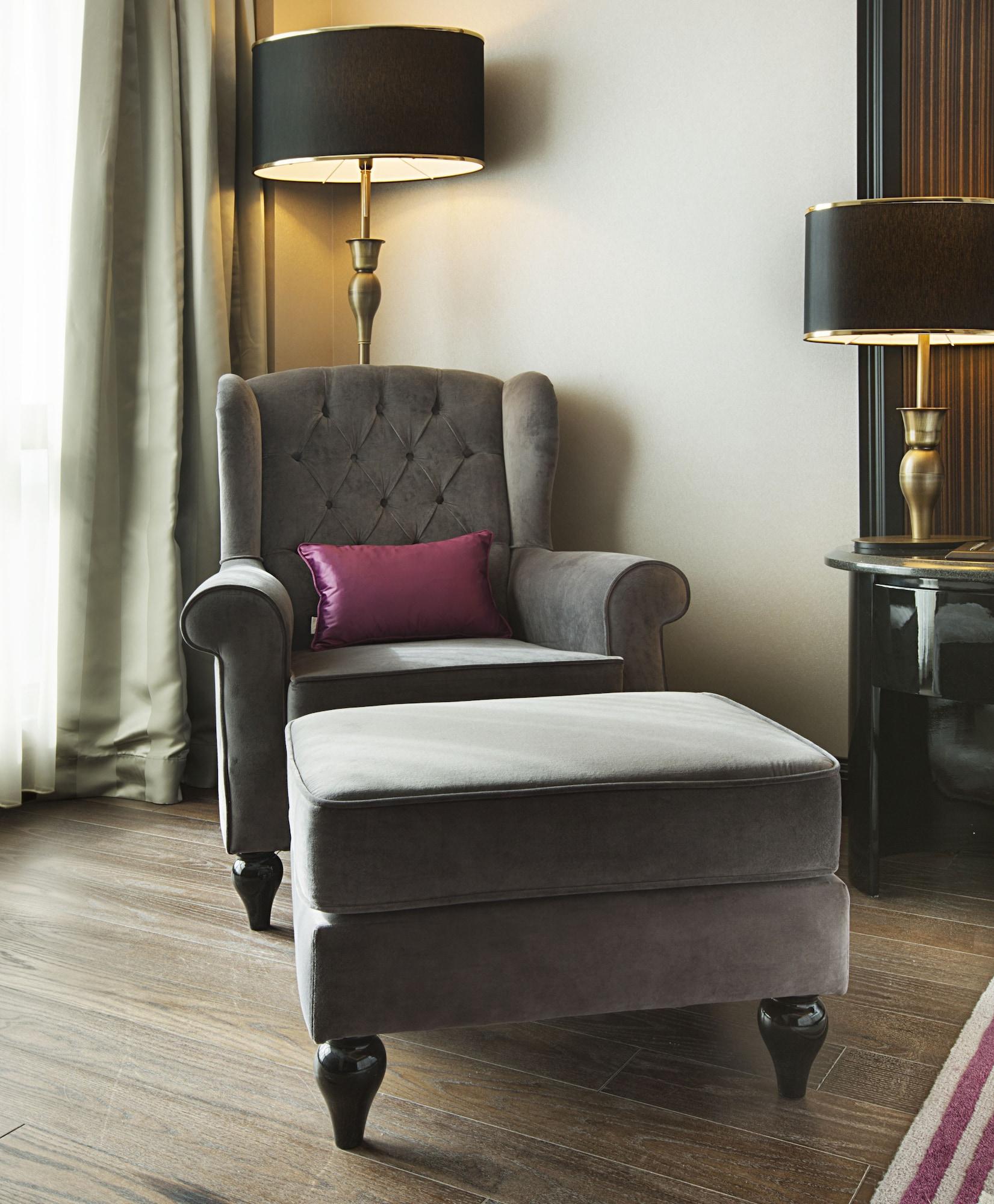 Dedeman Bostanci Istanbul Hotel&Convention Center Esterno foto A chair with a footstool